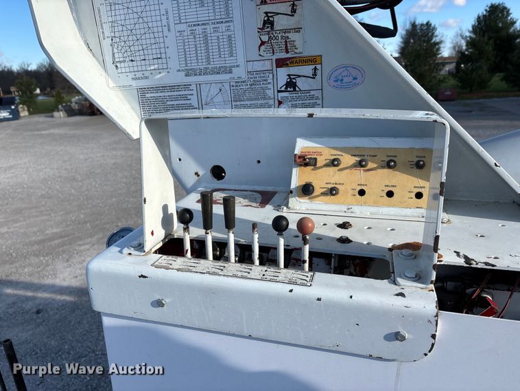 image for item DT0093 2004 International 4300 bucket truck