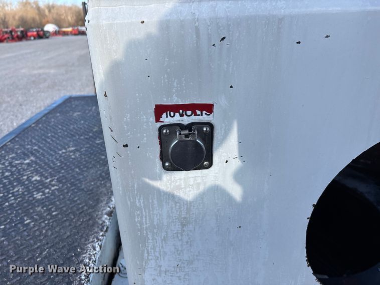 image for item DT0093 2004 International 4300 bucket truck