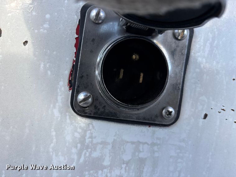 image for item DT0093 2004 International 4300 bucket truck