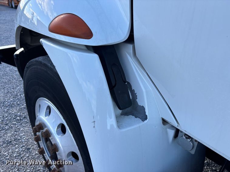 image for item DT0093 2004 International 4300 bucket truck