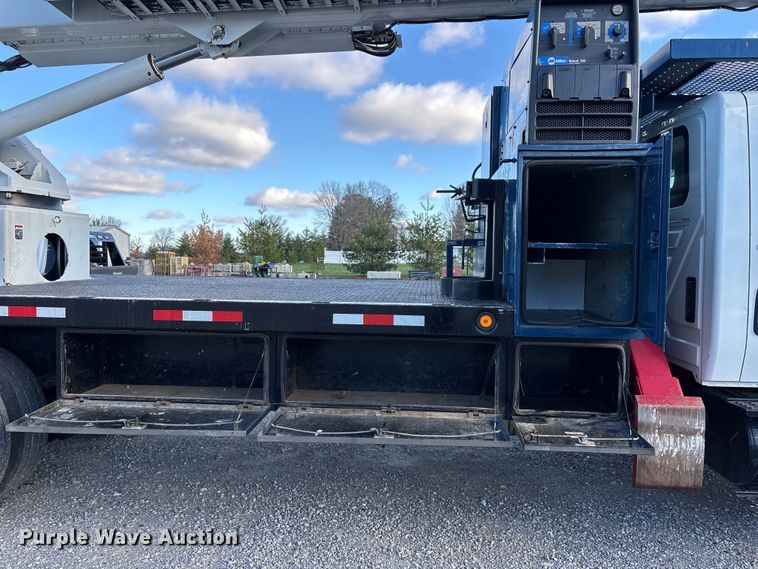 image for item DT0093 2004 International 4300 bucket truck