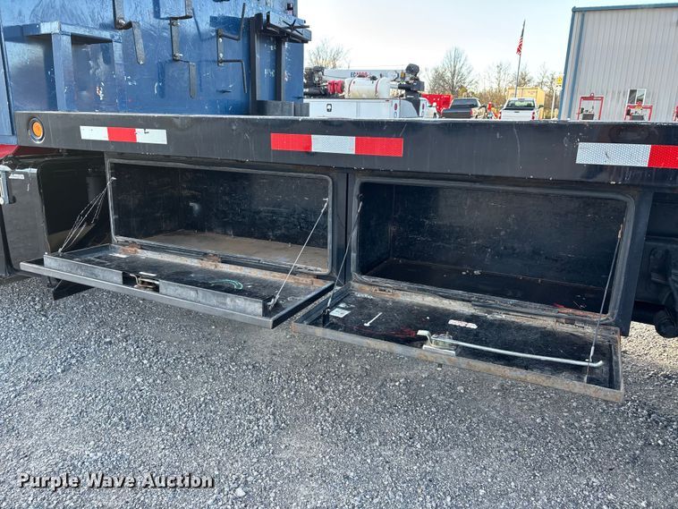 image for item DT0093 2004 International 4300 bucket truck