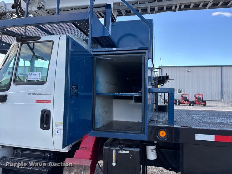 image for item DT0093 2004 International 4300 bucket truck