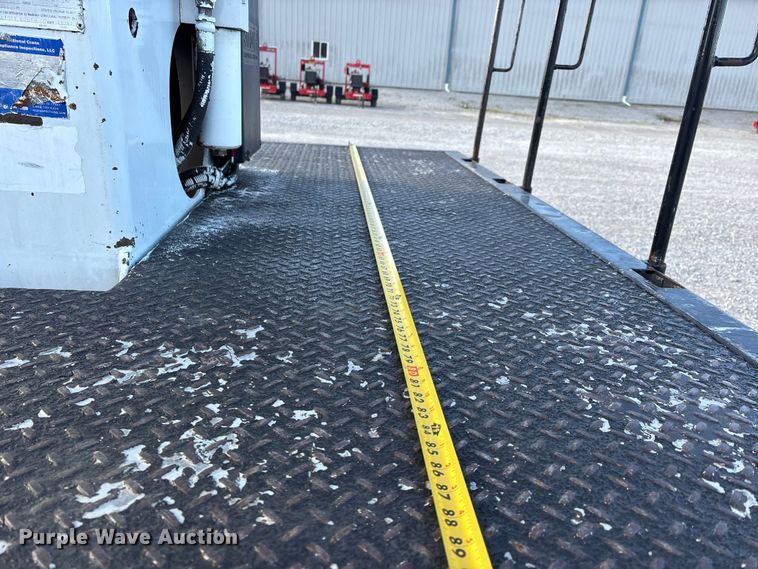 image for item DT0093 2004 International 4300 bucket truck