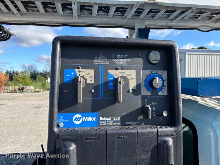 image for item DT0093 2004 International 4300 bucket truck