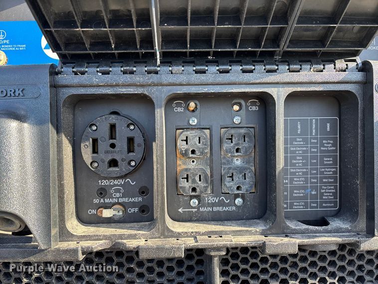 image for item DT0093 2004 International 4300 bucket truck