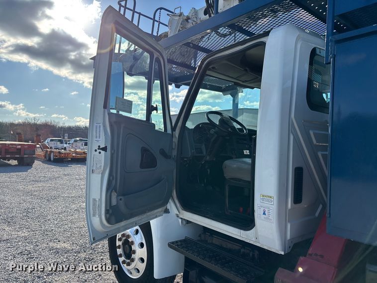 image for item DT0093 2004 International 4300 bucket truck