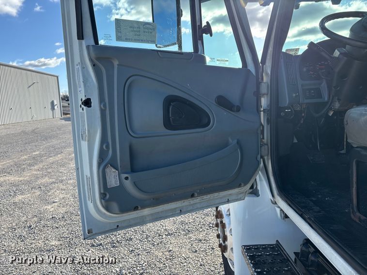 image for item DT0093 2004 International 4300 bucket truck