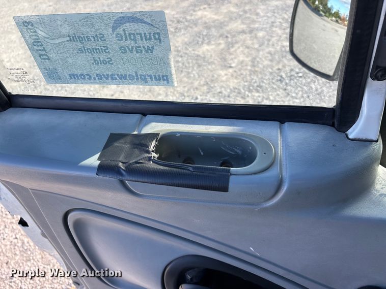 image for item DT0093 2004 International 4300 bucket truck