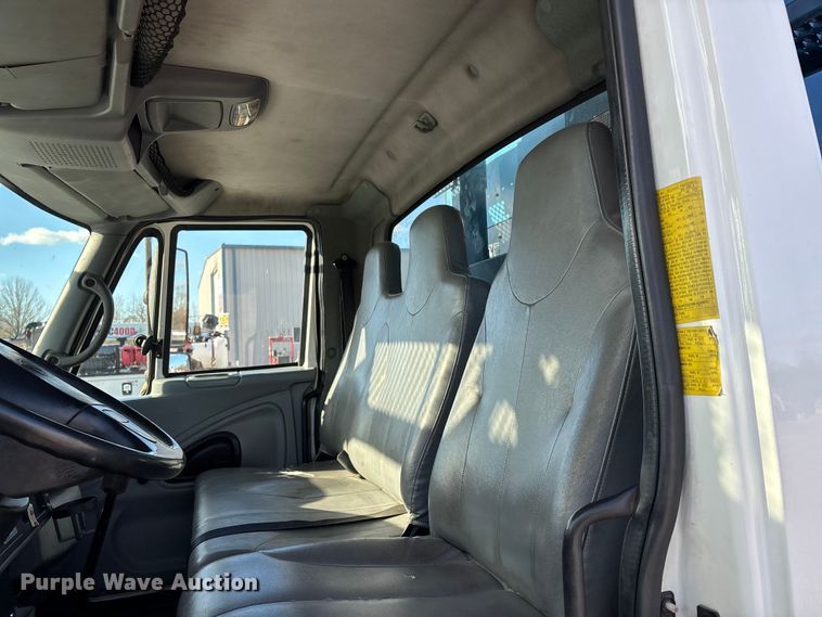 image for item DT0093 2004 International 4300 bucket truck