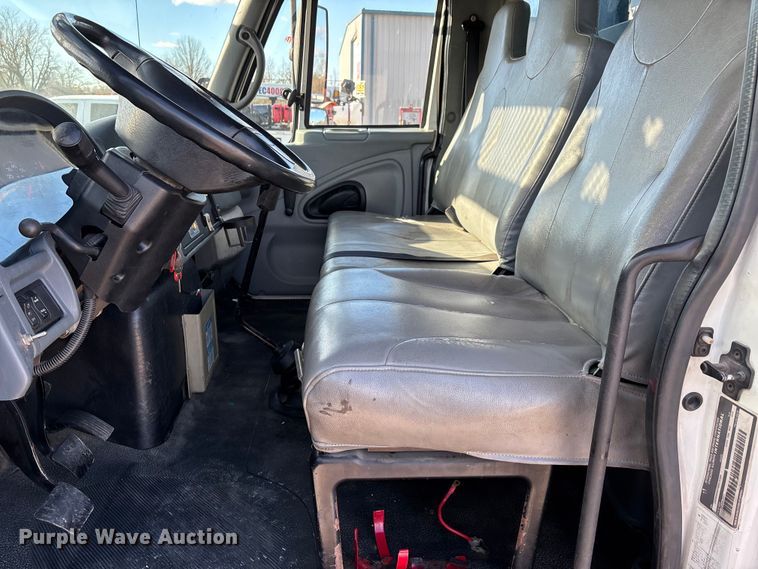 image for item DT0093 2004 International 4300 bucket truck