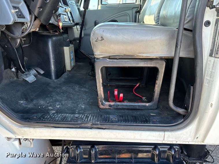 image for item DT0093 2004 International 4300 bucket truck