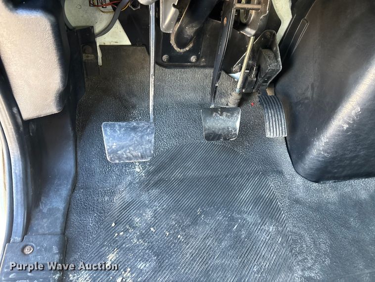 image for item DT0093 2004 International 4300 bucket truck