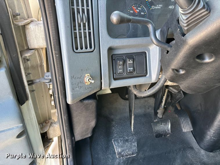 image for item DT0093 2004 International 4300 bucket truck