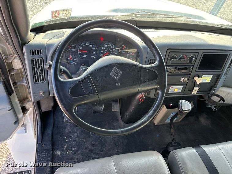 image for item DT0093 2004 International 4300 bucket truck