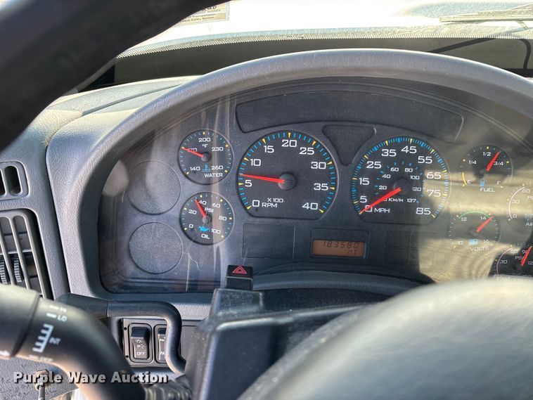 image for item DT0093 2004 International 4300 bucket truck