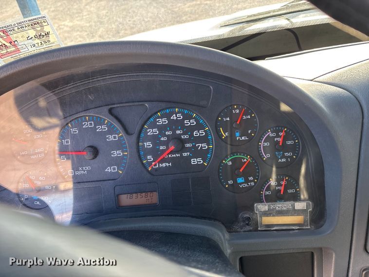 image for item DT0093 2004 International 4300 bucket truck