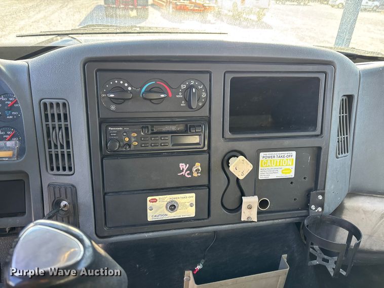 image for item DT0093 2004 International 4300 bucket truck