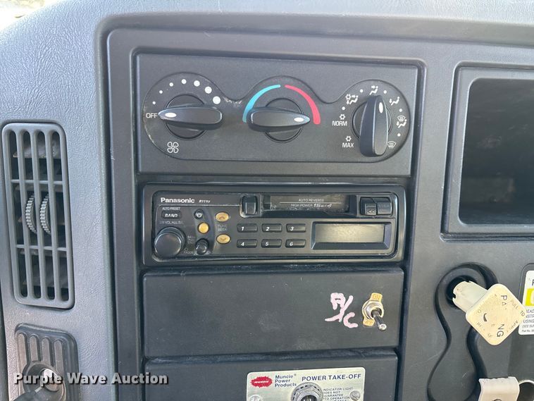 image for item DT0093 2004 International 4300 bucket truck