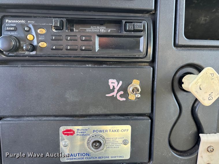 image for item DT0093 2004 International 4300 bucket truck