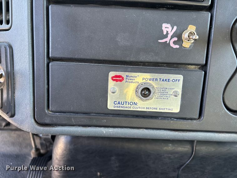 image for item DT0093 2004 International 4300 bucket truck