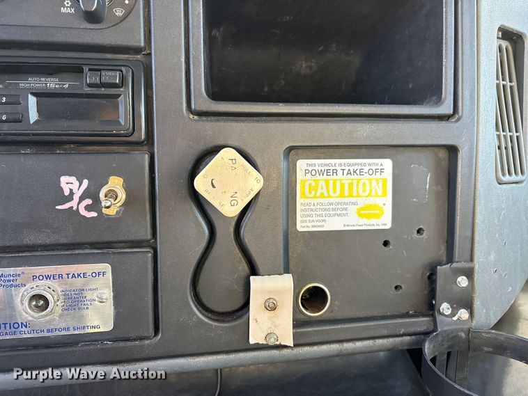 image for item DT0093 2004 International 4300 bucket truck