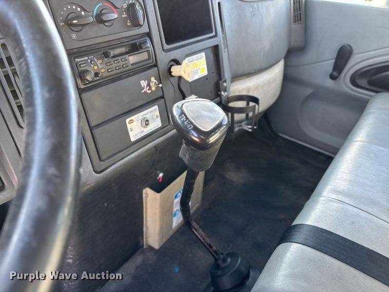 image for item DT0093 2004 International 4300 bucket truck