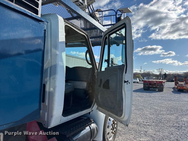 image for item DT0093 2004 International 4300 bucket truck