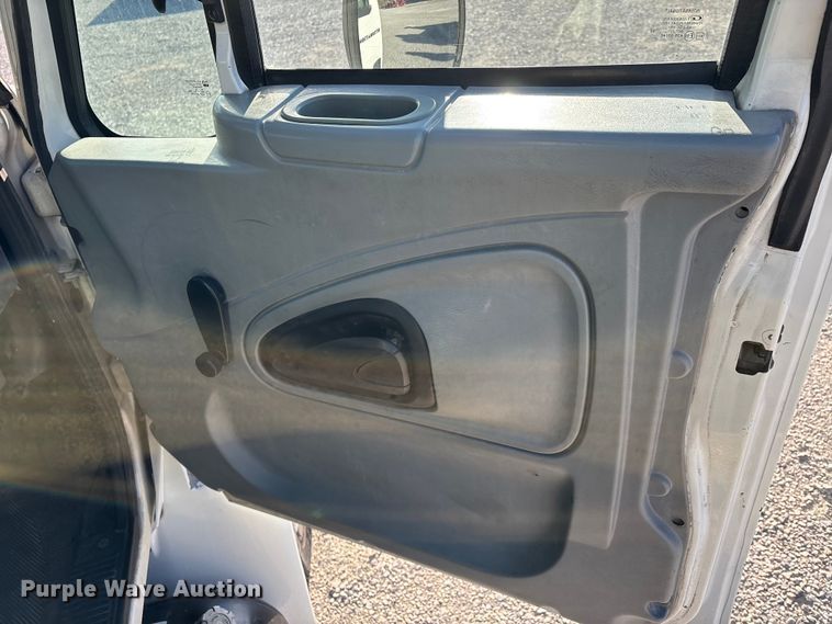 image for item DT0093 2004 International 4300 bucket truck