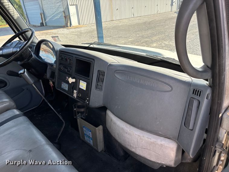 image for item DT0093 2004 International 4300 bucket truck