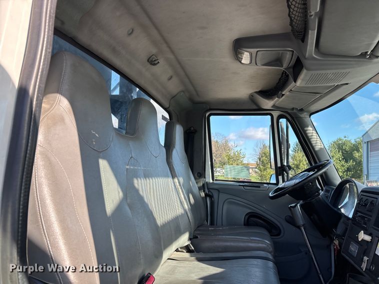 image for item DT0093 2004 International 4300 bucket truck