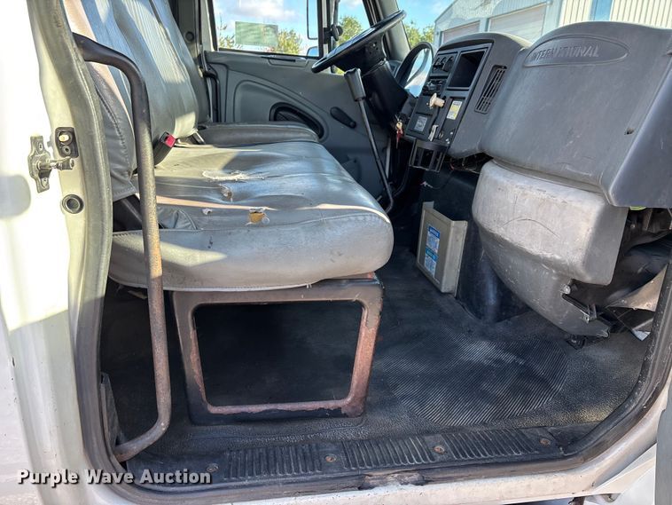 image for item DT0093 2004 International 4300 bucket truck