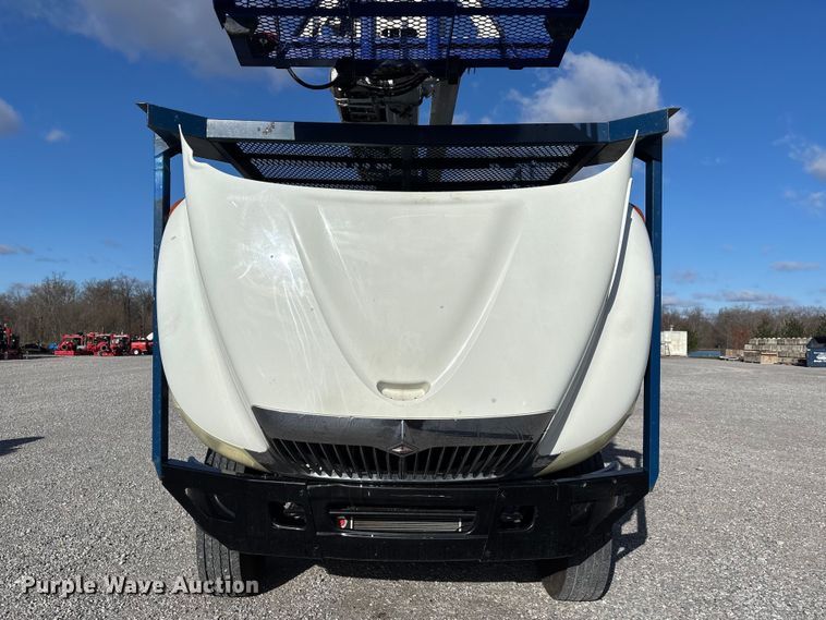 image for item DT0093 2004 International 4300 bucket truck