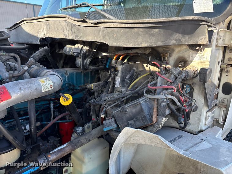 image for item DT0093 2004 International 4300 bucket truck