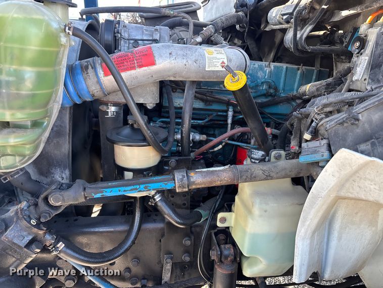 image for item DT0093 2004 International 4300 bucket truck