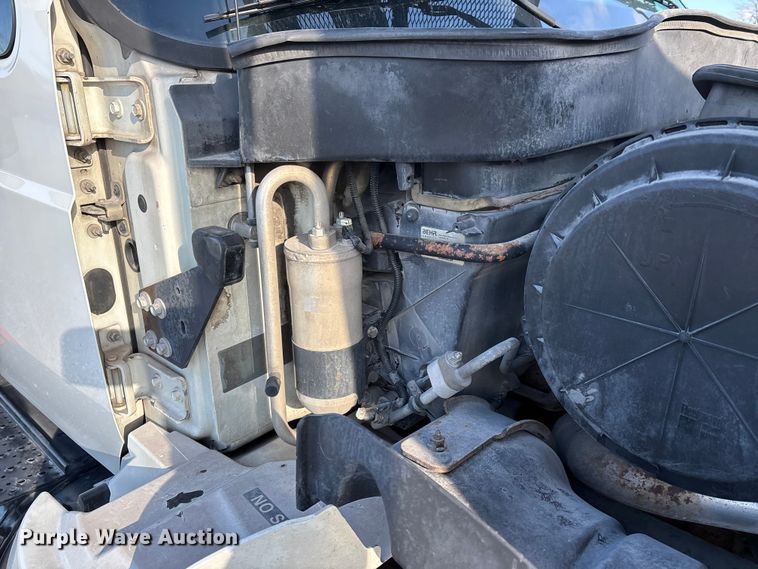 image for item DT0093 2004 International 4300 bucket truck