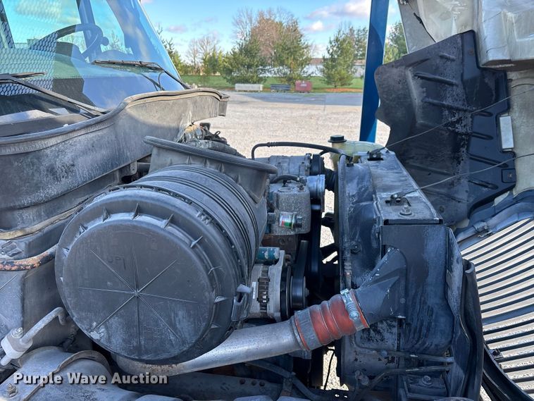 image for item DT0093 2004 International 4300 bucket truck