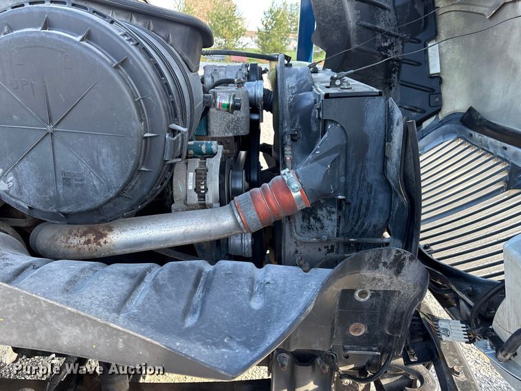 image for item DT0093 2004 International 4300 bucket truck