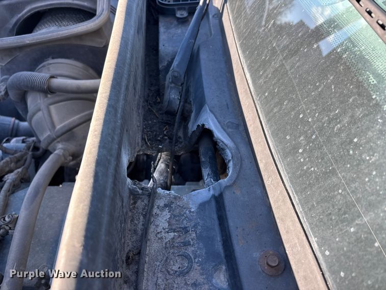 image for item DT0093 2004 International 4300 bucket truck