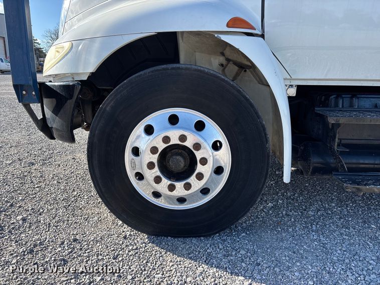 image for item DT0093 2004 International 4300 bucket truck