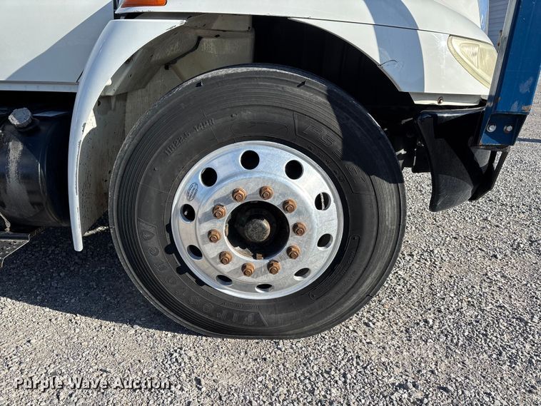 image for item DT0093 2004 International 4300 bucket truck