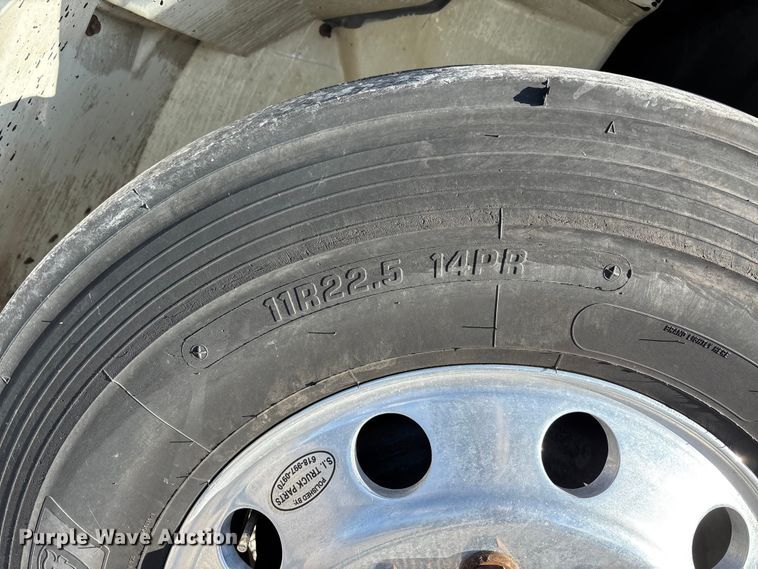 image for item DT0093 2004 International 4300 bucket truck