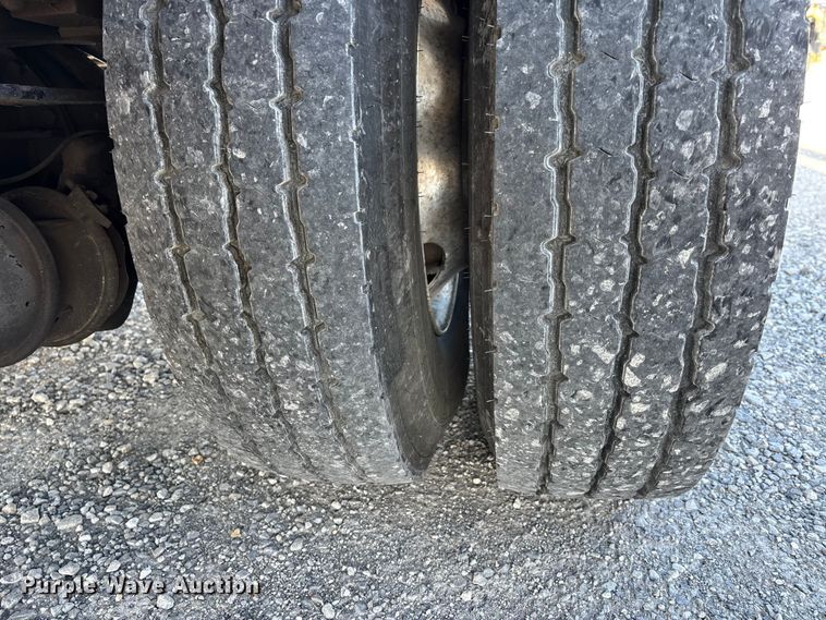 image for item DT0093 2004 International 4300 bucket truck