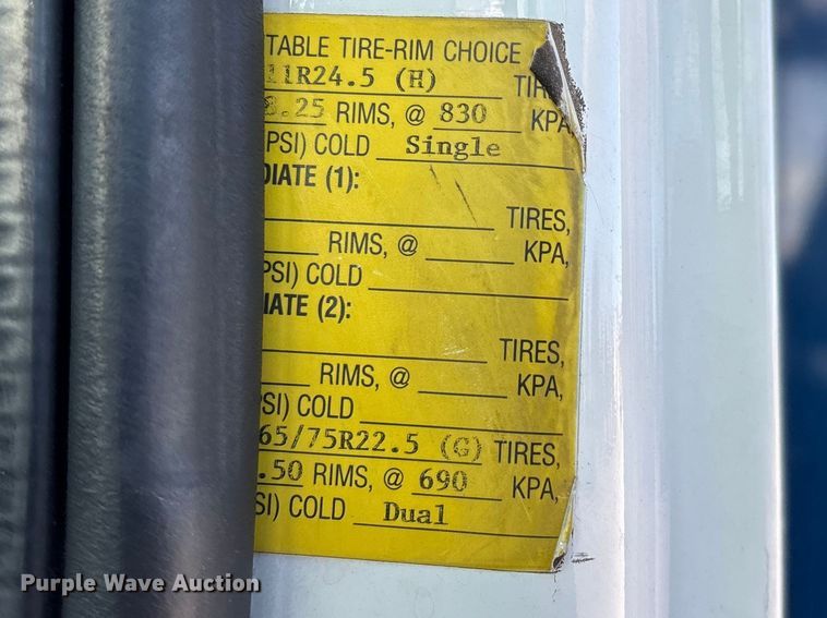 image for item DT0093 2004 International 4300 bucket truck