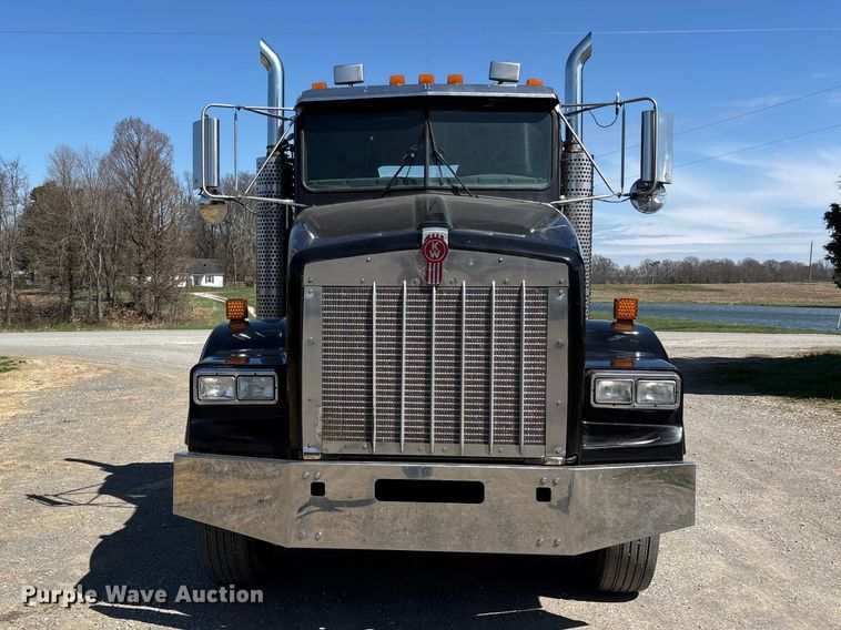 image for item DT0095 2004 Kenworth T800 semi truck
