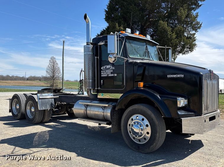 image for item DT0095 2004 Kenworth T800 semi truck