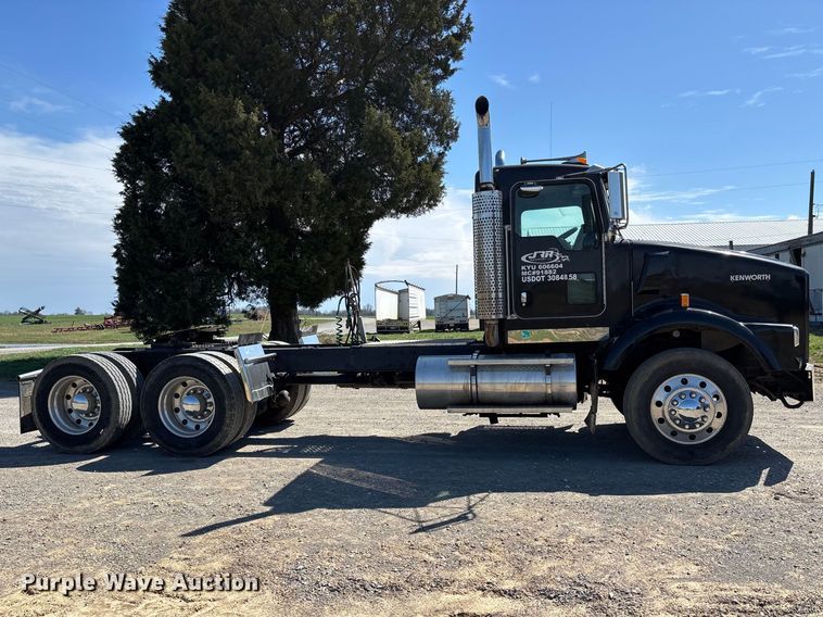 image for item DT0095 2004 Kenworth T800 semi truck