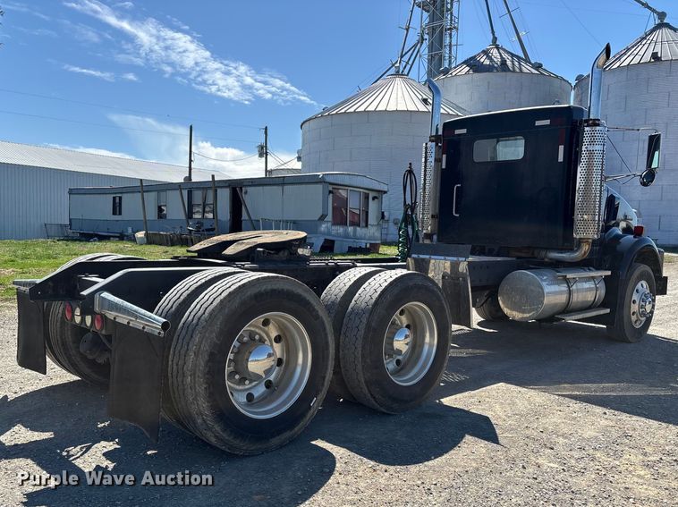 image for item DT0095 2004 Kenworth T800 semi truck
