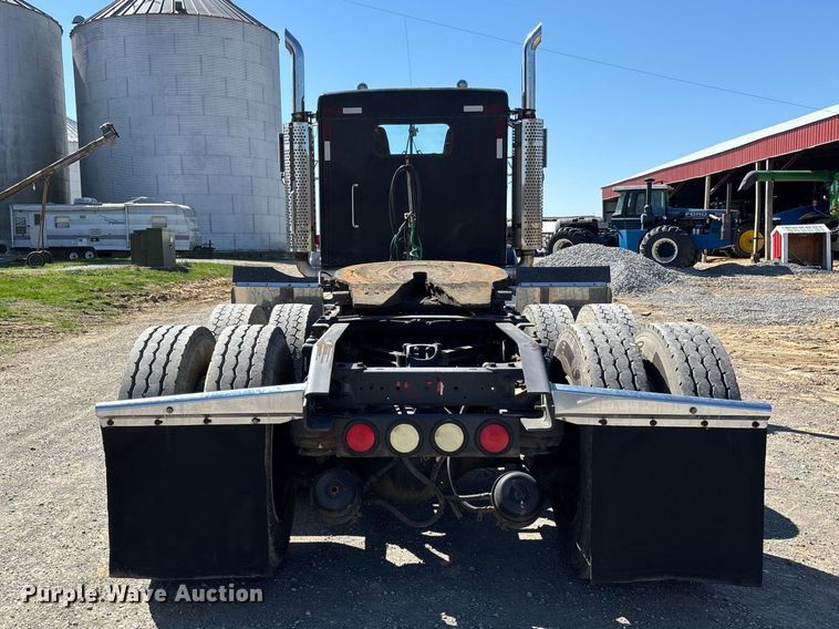 image for item DT0095 2004 Kenworth T800 semi truck