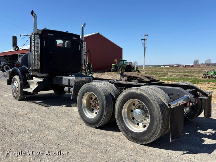 image for item DT0095 2004 Kenworth T800 semi truck